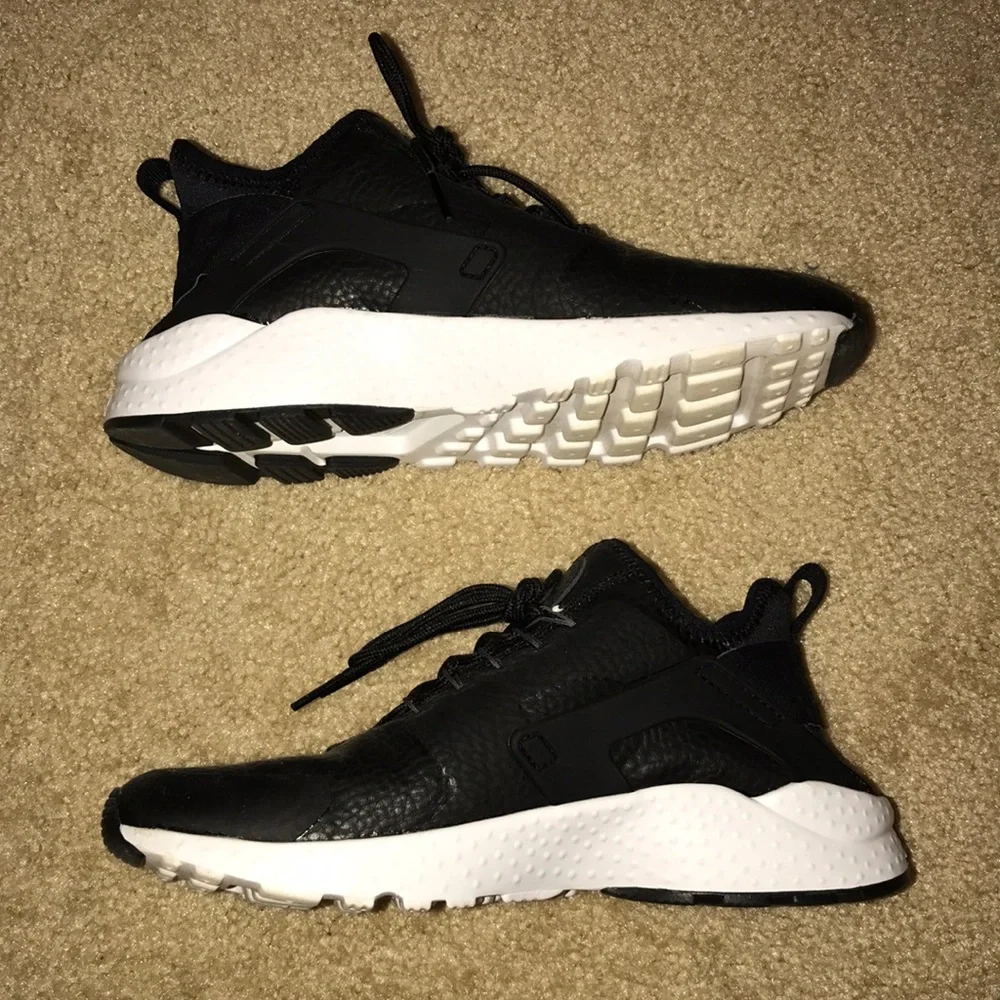 Black Leather Nike Huarache (7.5) - Picture 5 of 8